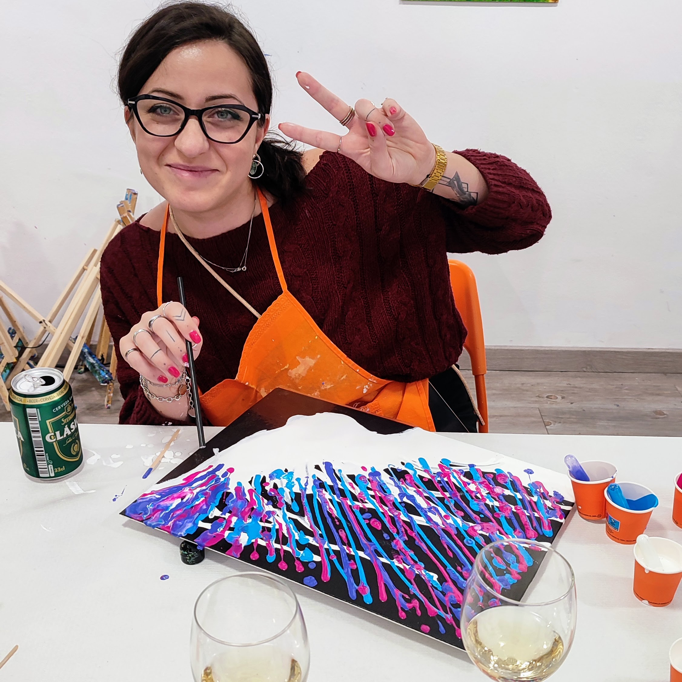 Free Woman Pincelea arte y vino pouring actividad barcelona