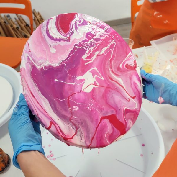 Pouring Art experinece arte y vino pincelea barcelona