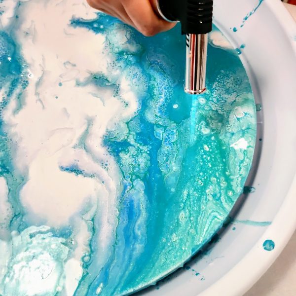 Pouring Art experinece pintar con vino pincelea barcelona