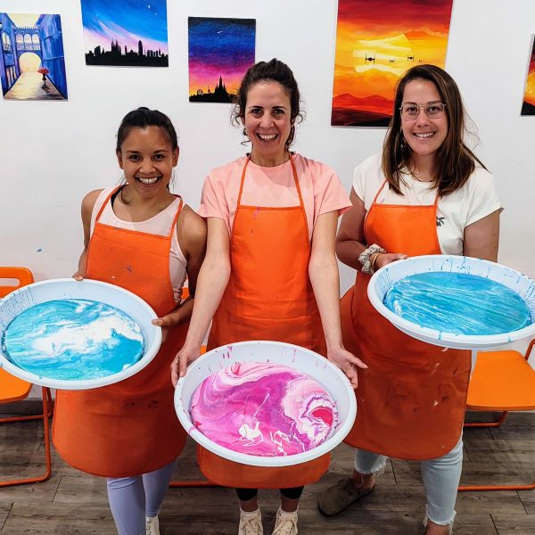 Pouring Art experinece pintura y vino pincelea barcelona